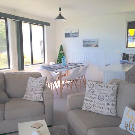 Kingfisher Cottage Beachfront At The Binalong Bay Exterior photo