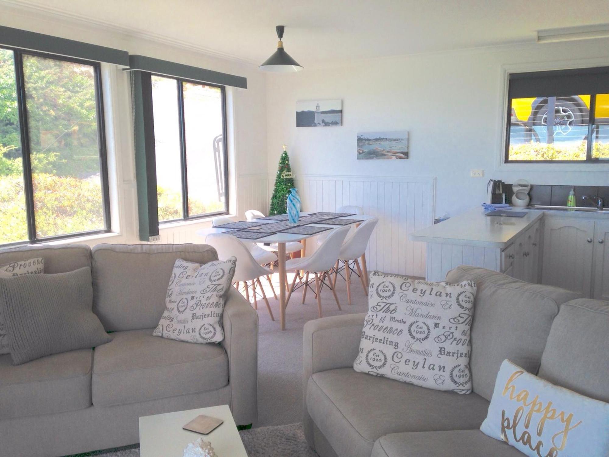 Kingfisher Cottage Beachfront At The Binalong Bay Exterior photo