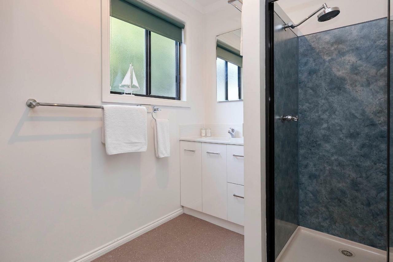 Kingfisher Cottage Beachfront At The Binalong Bay Exterior photo